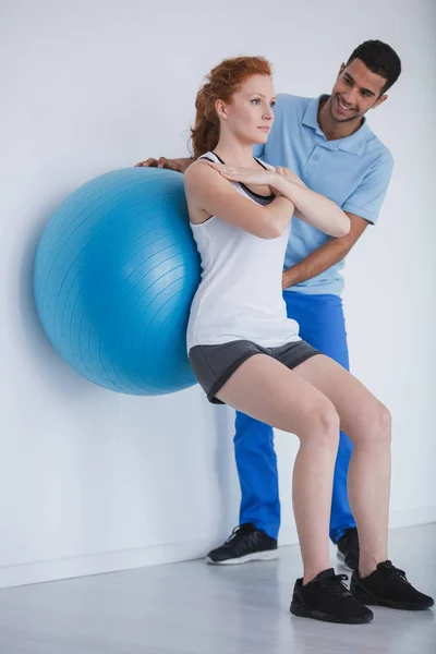 Female Client Working Out Ball Training Personal Trainer — Stock Photo, Image