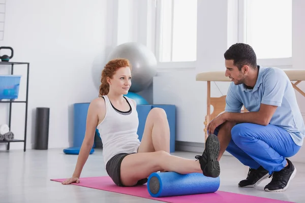 Mujer Joven Haciendo Ejercicio Con Rodillo Espuma Una Alfombra Apoyada —  Fotos de Stock