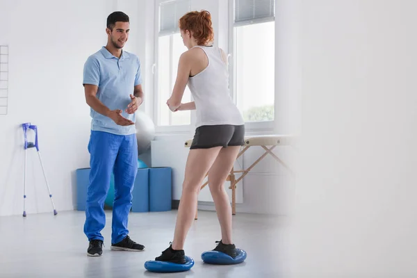 Treinador Pessoal Com Uma Cliente Feminina Fazendo Agachamentos Durante Treino — Fotografia de Stock