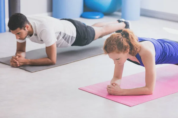 Meisje Jongen Doen Plank Een Sportschool — Stockfoto