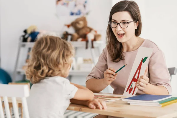 Ein Junger Entwicklungstherapeut Der Mit Einem Kind Arbeitet Seine Probleme — Stockfoto