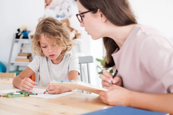 Psychotherapist Watching Child Draw Pictures Crayons Evaluation Private School — Stock Photo, Image