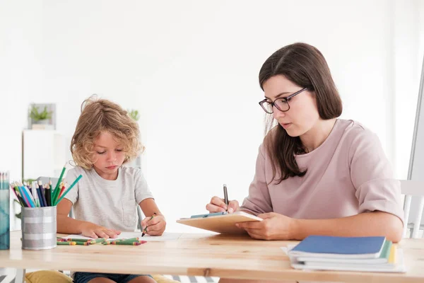 Boy Drawing Picture While Psychologist Taking Notes Therapy — Stock Photo, Image