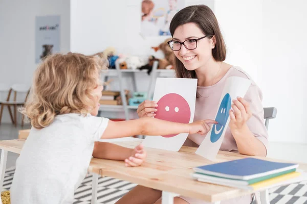 Lachende Counselor Houden Van Afbeeldingen Tijdens Ontmoeting Met Jonge Patiënt — Stockfoto