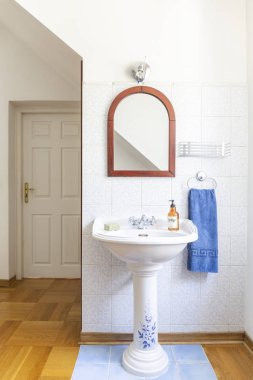 Eski moda serbest duran Çin lavabo bir klasik banyo iç bir ayna ile. Gerçek fotoğraf.
