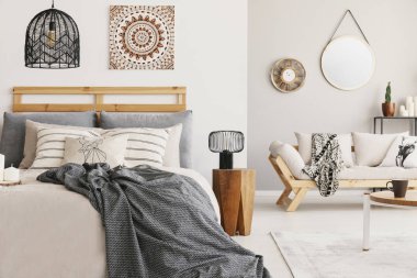 Yatağın altında lamba ve ahşap dışkı boho yatak odası iç poster çift kişilik battaniye. Gerçek fotoğraf