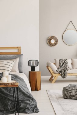 Daire iç kabarık ve mum masada yatakta yanında ahşap dışkı lamba. Gerçek fotoğraf