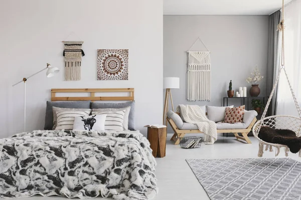 Hängesessel Über Teppich Geräumigen Boho Wohnung Interieur Mit Poster Über — Stockfoto