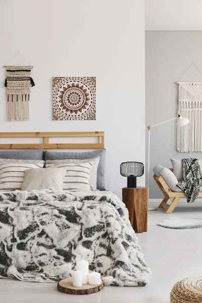 Gedessineerde Lakens Bed Naast Lamp Een Houten Kruk Slaapkamer Interieur — Stockfoto