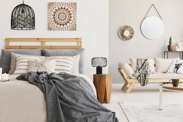 Selimut Tempat Tidur Bawah Lampu Dan Bangku Kayu Interior Boho — Stok Foto