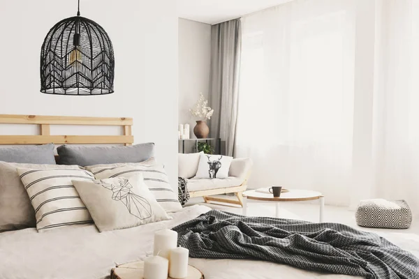 Kaarsen Naast Bed Met Kussens Dekens Lichte Slaapkamer Interieur Met — Stockfoto