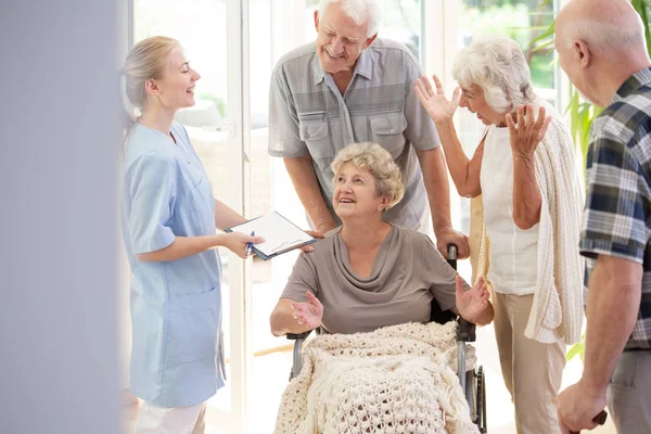 Enfermera Sonriente Hablando Con Feliz Anciana Silla Ruedas Ancianos —  Fotos de Stock