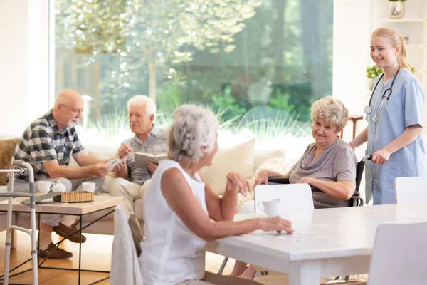 Lächelnde Pflegekraft Unterstützt Glückliche Ältere Frau Rollstuhl Pflegeheim — Stockfoto