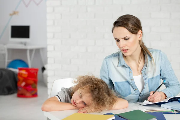 Madre Nerviosa Haciendo Deberes Con Niño Aburrido Con Síndrome Asperger — Foto de Stock