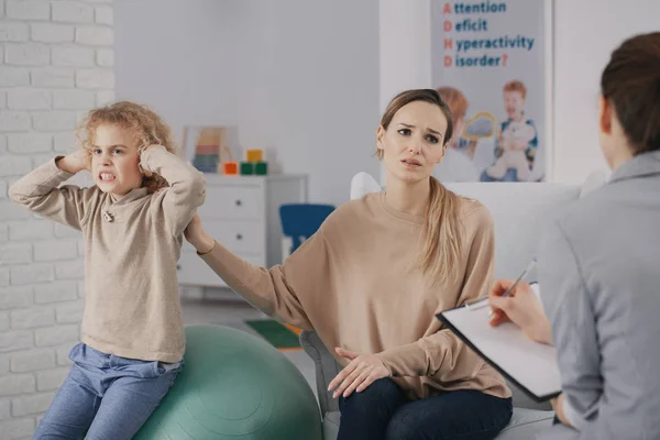 Mujer Triste Niño Rebelde Con Adhd Durante Terapia Con Psicoterapeuta — Foto de Stock