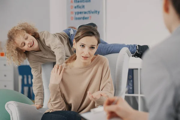 Olydiga Pojke Och Orolig Mor Terapi För Barn Med Adhd — Stockfoto