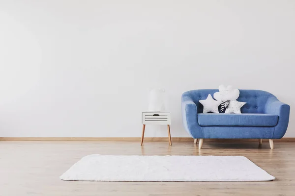 Weißer Teppich Blaues Sofa Und Niedliche Kissen Eleganten Kinderzimmer Mit — Stockfoto