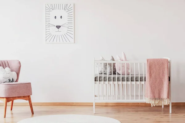 Cuna Blanca Con Almohadas Manta Rosa Linda Habitación Bebé Con — Foto de Stock