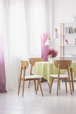 Limon suyu, taze heather ve yeşil ile masa masa örtüsü içinde yemek odası iç lambalar ile pencere perdeleri ile ve dekor ve Kitaplar gerçek fotoğraf