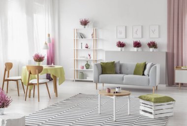 Yemek masası pencere perdeleri ile kitaplar ve dekor ve heathers kanepe yastıkları ile ile gerçek fotoğraf ile oturma odası iç