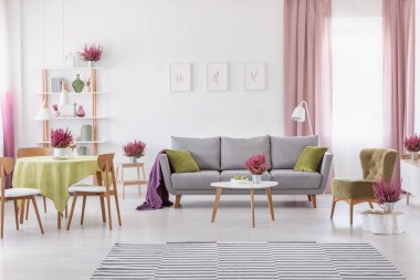 Şık günlük oda round table ahşap sandalye ile gri ile zeytin yeşili yastıklar, şık koltuk yanında, gerçek bir fotoğraf