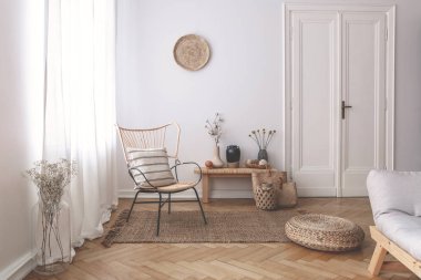 Modern hasır sandalye bir şeritli, keten yastık bir beyaz salon iç penceresinde şeffaf beyaz perdeler