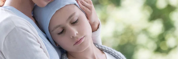 Panorama Madre Cuidando Del Niño Enfermo Dormido Con Cáncer — Foto de Stock