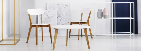 Vue Panoramique Deux Chaises Table Bois Blanc Cartes Dans Des — Photo