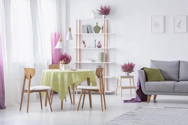 Elegant Woonkamer Met Houten Stoelen Ronde Tafel Met Olijfgroen Tafelkleed — Stockfoto