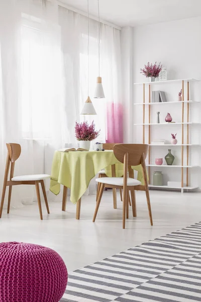 Echte Foto Van Heldere Eetkamer Interieur Met Tafel Met Doek — Stockfoto