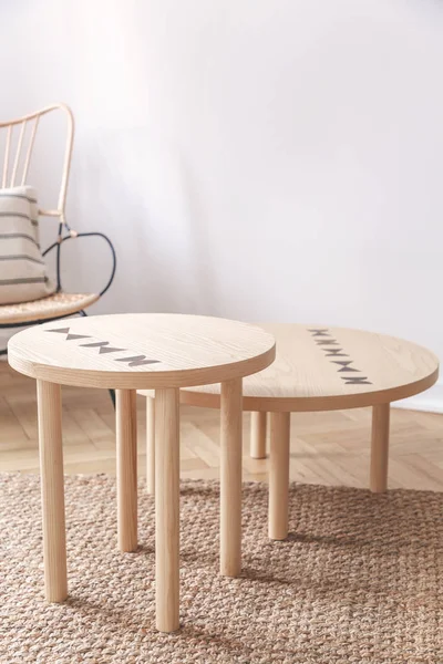 白い壁と自然のリビング ルームのインテリアに籐敷物の上のシンプルなパターンで職人の木製のテーブル — ストック写真