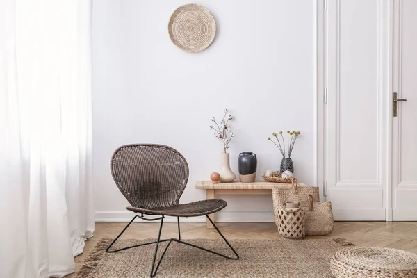 Chaise Osier Sombre Moderne Dans Salon Blanc Intérieur Avec Banc — Photo