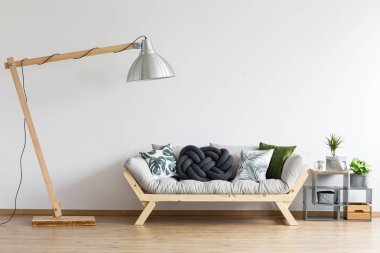 İskandinav kanepe yastık en az oturma odası iç ile yanındaki şık büyük boy lamba