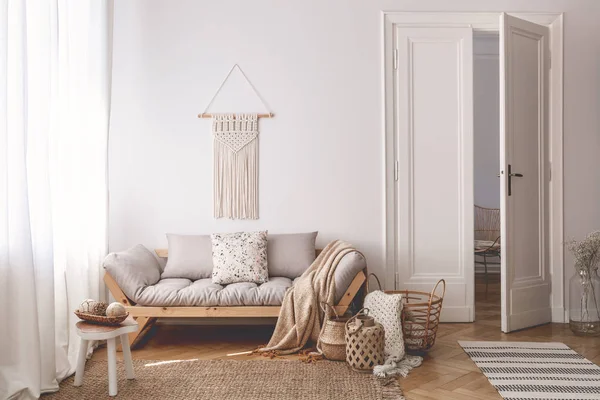 明亮的起居室内饰 采用天然材料制成的手工篮子和带米色靠垫的舒适木制沙发 — 图库照片