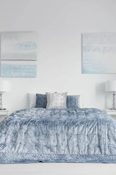 Αφίσες Λευκό Τοίχο Πάνω Από Κρεβάτι Μπλε Σεντόνια Και Μαξιλάρια — Φωτογραφία Αρχείου