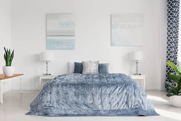 Deux Peintures Sur Mur Élégant Intérieur Lumineux Chambre Coucher Avec — Photo