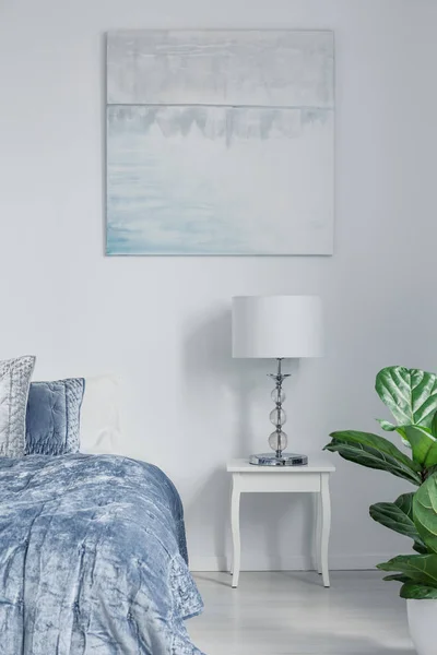 화이트 인테리어 포스터와 식물에에서 파란색 캐비닛에 — 스톡 사진