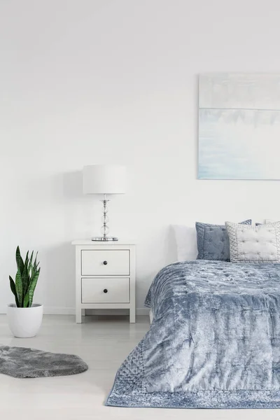 Verticale Weergave Van Slaapkamer Met Grote Comfortabele Bed Met Blauwe — Stockfoto