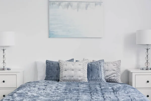 Cartaz Acima Cama Azul Com Travesseiros Branco Quarto Simples Interior — Fotografia de Stock