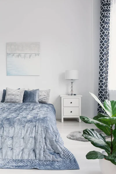 King Size Bed Met Elegante Blauwe Strooisel Witte Nachtkastje Met — Stockfoto