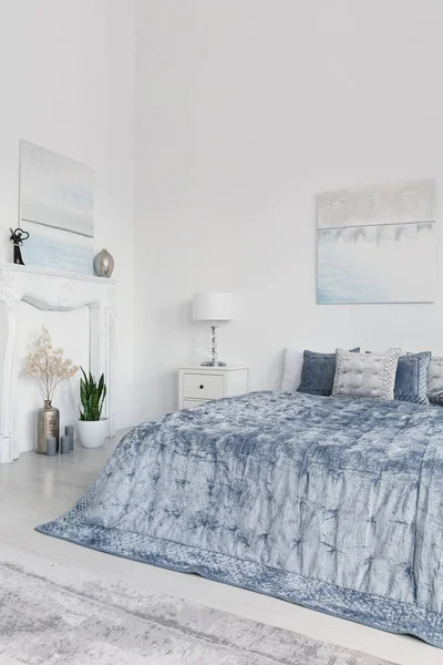 Φυτά Και Λυχνίας Δίπλα Στο Μπλε Κρεβάτι Λευκό Ελάχιστη Υπνοδωμάτιο — Φωτογραφία Αρχείου
