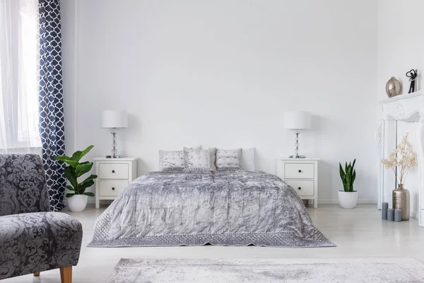 Sessel Und Pflanzen Weißen Eleganten Schlafzimmern Mit Bett Zwischen Schränken — Stockfoto