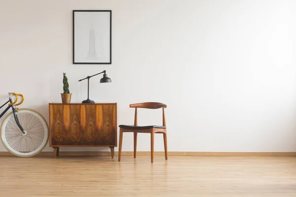 Chaise Élégante Côté Armoire Rétro Vélo Vintage Dans Intérieur Minimal — Photo