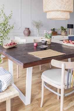 Basit bir yemek masası, sandalye, çiçek ve bir yemek odası iç lamba gerçek fotoğraf