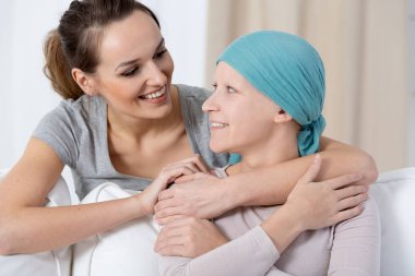 Kız kardeşler birbirlerine destek gösterilen sarılma