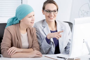 İş arkadaşı bir şey için hasta bir arkadaşım bir bilgisayarda gösterme