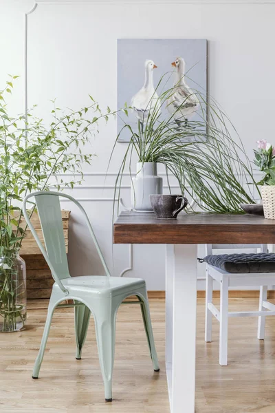 Vue Verticale Chaise Verte Menthe Côté Table Bois Avec Vase — Photo