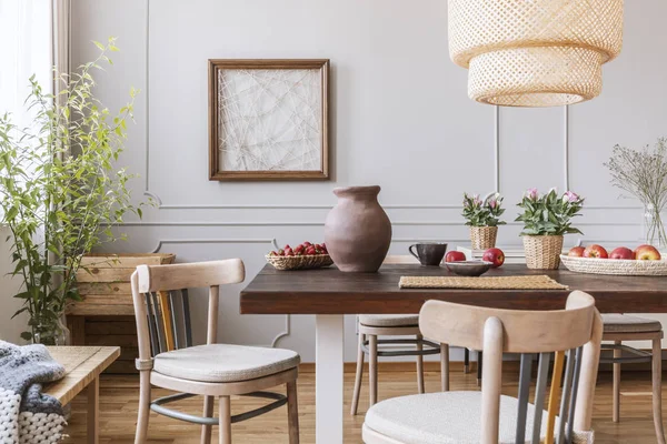 Vintage Holzstühle Wohnzimmer Mit Langem Tisch Mit Erdbeeren Äpfeln Vase — Stockfoto
