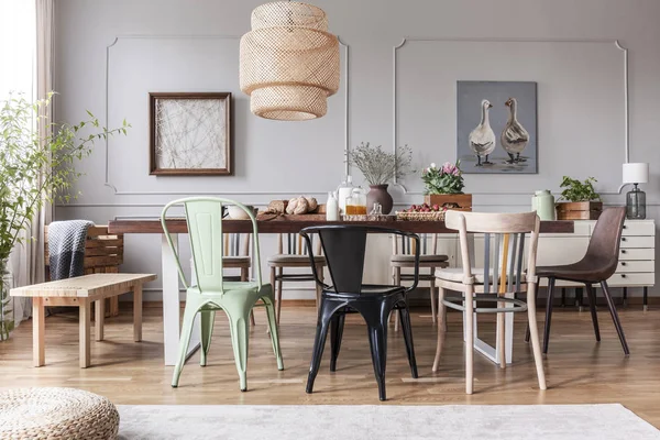 Verschiedene Stühle Tisch Mit Blumen Und Essen Rustikalen Speisesaal Interieur — Stockfoto