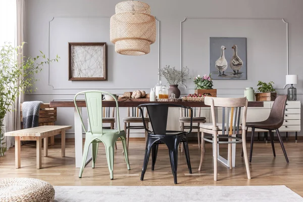 Verschillende Kind Van Stoelen Aan Tafel Met Bloemen Voedsel Rustieke — Stockfoto